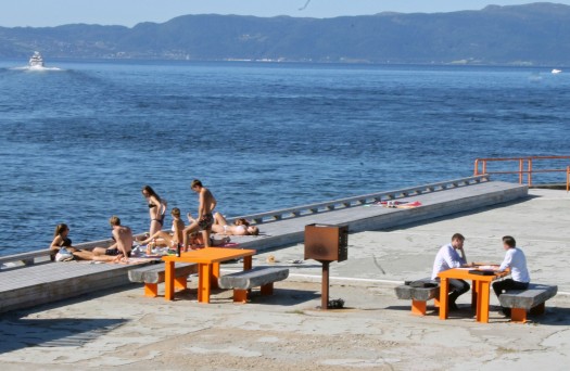 That's a barbecue between the two picnic tables. There are several barbecues along the waterfront.